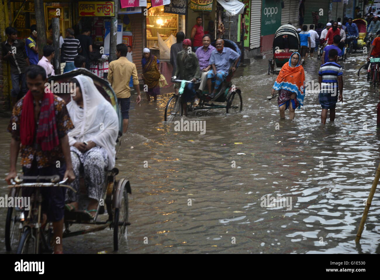 Dhaka, Bangladesh. 13 mai, 2016. Essayez de conduire des véhicules et les citoyens sont inondés de marcher dans les rues de Dhaka au Bangladesh. Le 1 septembre, 2015 averse de mousson ont causé des inondations dans la plupart des domaines de la ville de Dhaka, Bangladesh. Les routes étaient submergées ce qui rend les déplacements lents et dangereux. Mamunur Rashid/crédit : Alamy Live News Banque D'Images