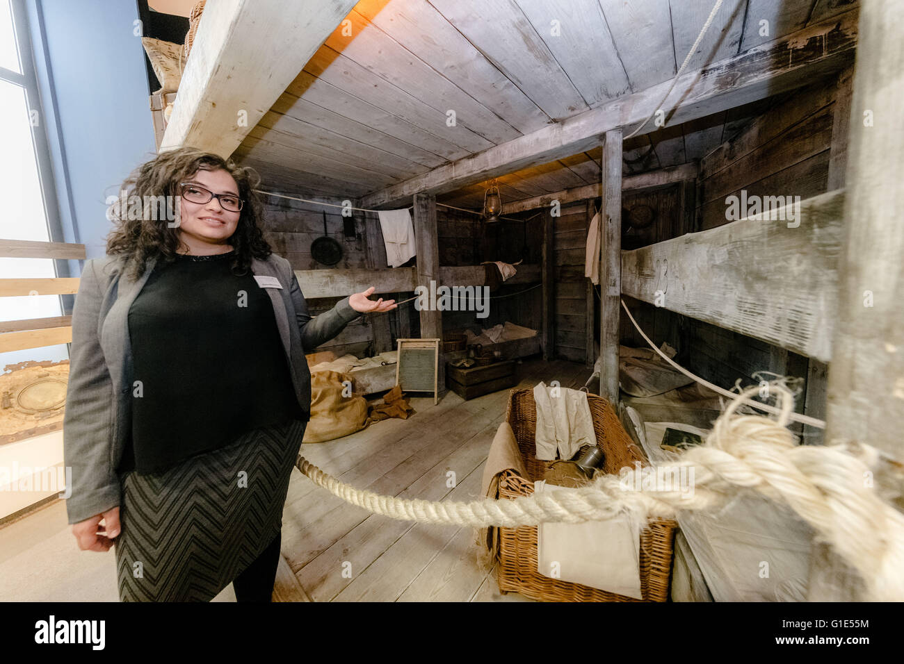 Hambourg, Allemagne. 13 mai, 2016. Mitschailow Elmira conservateur au Musée de l'émigration (Auswanderermuseum) à Hambourg, Allemagne, 13 mai 2016. Aujourd'hui, le musée rouvre après une fermeture prolongée avec un nouveau conceptualisé exposition. PHOTO : MARKUS SCHOLZ/dpa/Alamy Live News Banque D'Images