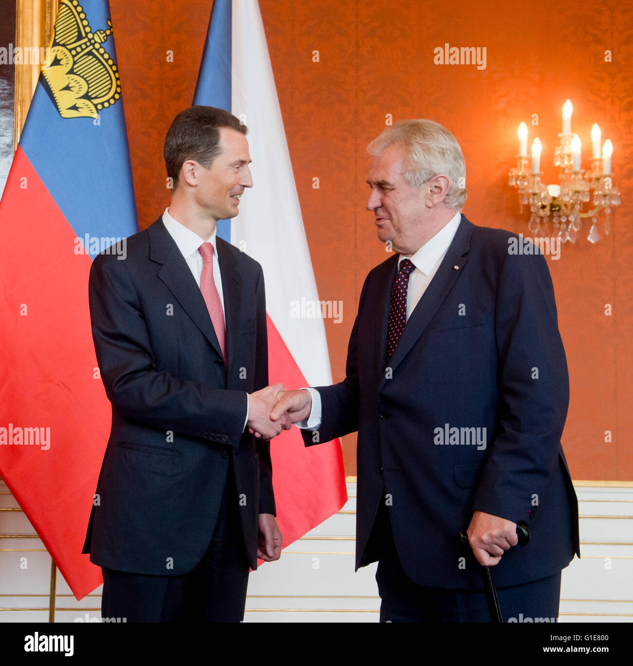 Le Président de la République tchèque, Milos Zeman, à droite, se félicite de Alois, Prince héréditaire de Liechtenstein au Château de Prague à Prague, en République tchèque, le vendredi 13 mai 2016. Alois est de République tchèque sur une visite pour célébrer 700e anniversaire de naissance de Charles IV. (CTK Photo/Vit Simanek) Banque D'Images