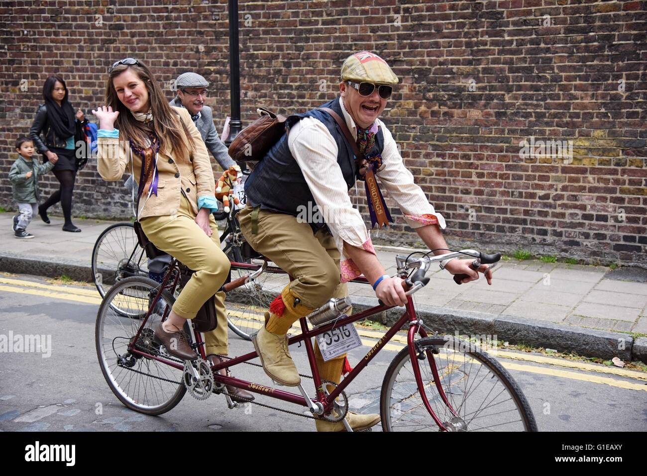 Le Tweed Run London England UK L'Assemblée vintage bicycle courir à travers  les rues de la ville Photo Stock - Alamy