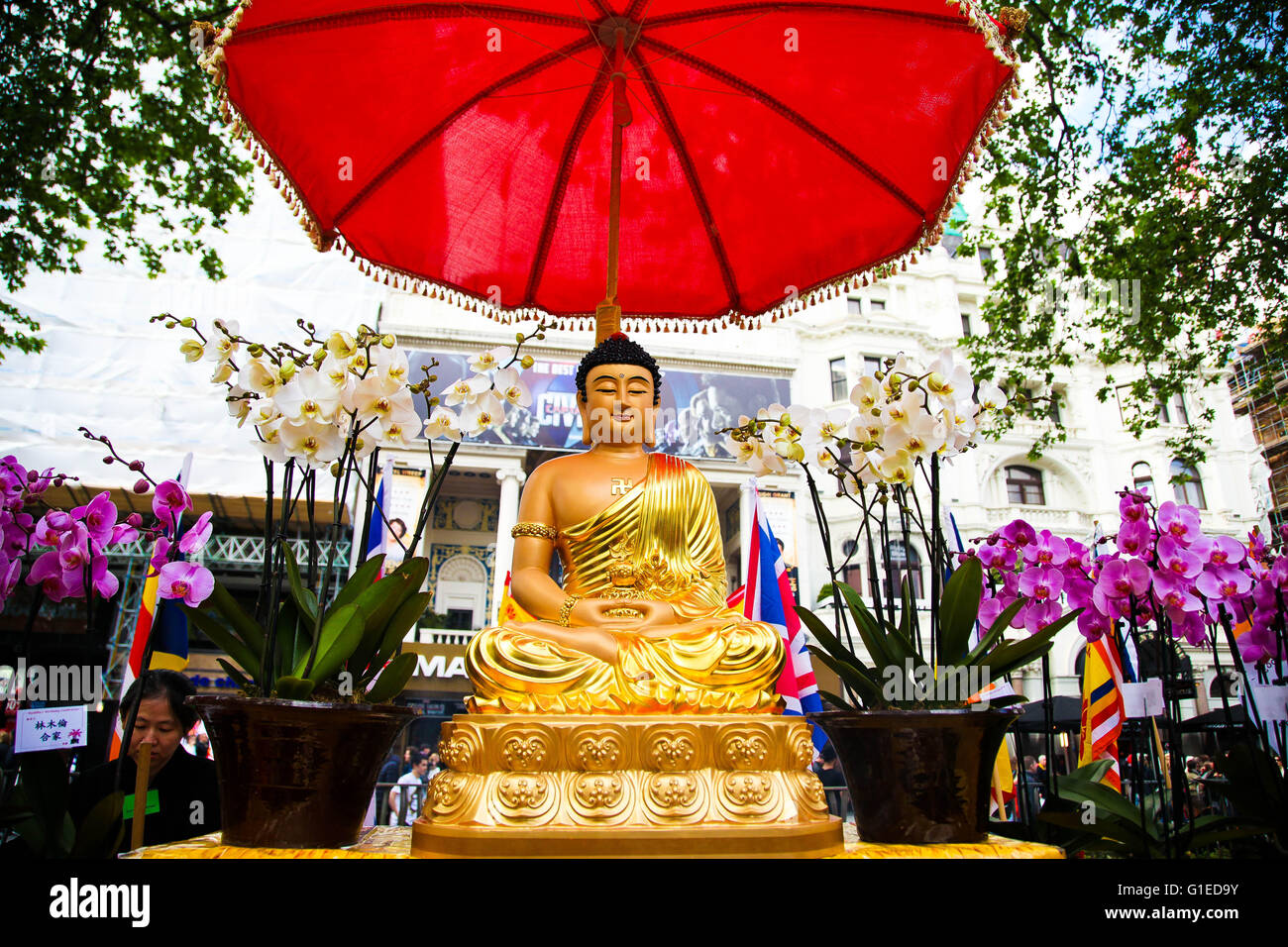 Leicester Square Garden, Londres 14 mai 2016 - Des centaines de personnes de toute foi et culture assister à la naissance de Bouddha célébrations dans Leicester Square. De nombreux Bouddha conduite Echelle cérémonie qui se caractérise par une louche d'arrosage par-dessus de l'eau sublimée la statue de petit Bouddha. Credit : Dinendra Haria/Alamy Live News Banque D'Images