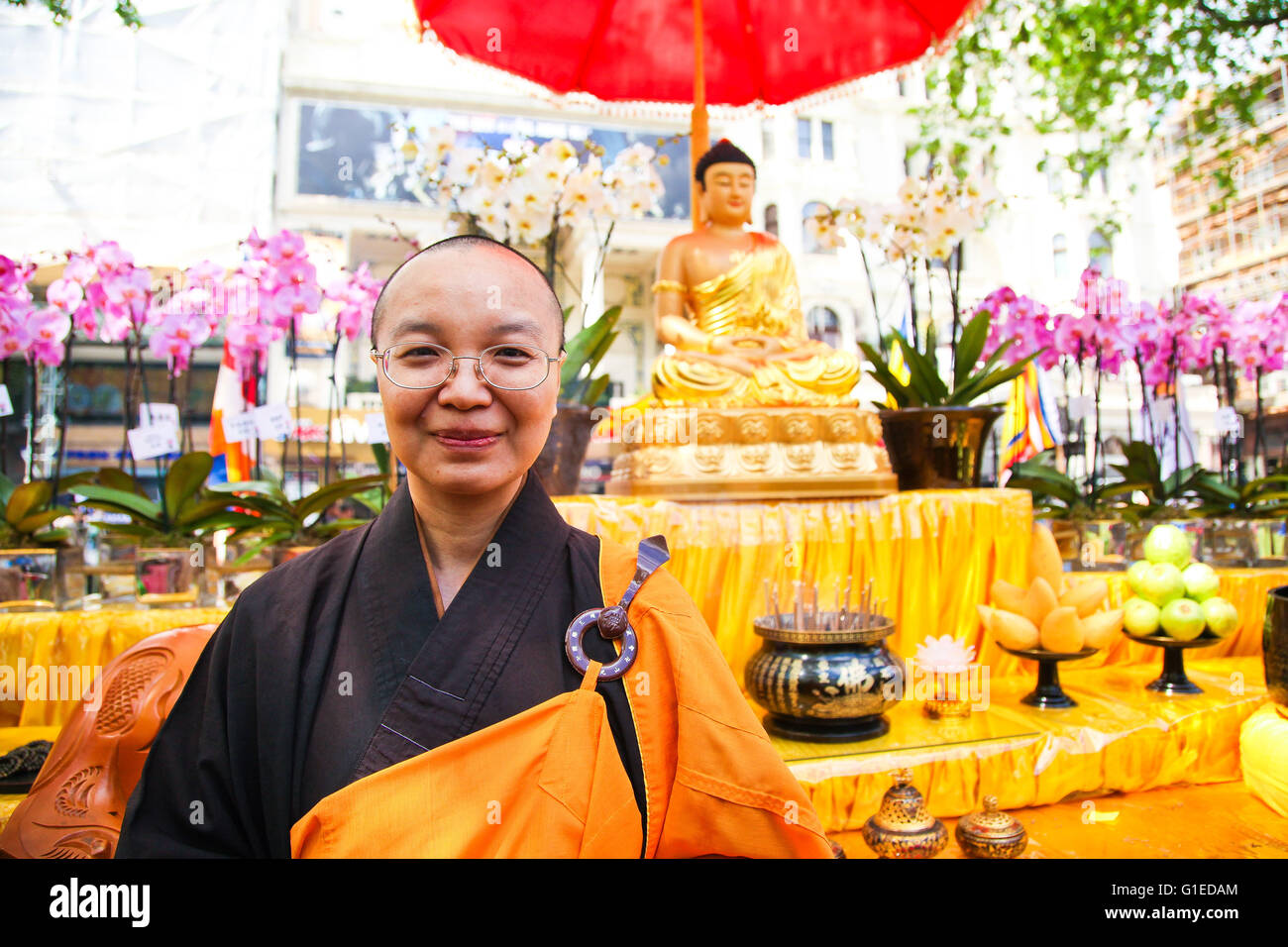 Leicester Square Garden, Londres 14 mai 2016 - Des centaines de personnes de toute foi et culture assister à la naissance de Bouddha célébrations dans Leicester Square. De nombreux Bouddha conduite Echelle cérémonie qui se caractérise par une louche d'arrosage par-dessus de l'eau sublimée la statue de petit Bouddha. Credit : Dinendra Haria/Alamy Live News Banque D'Images