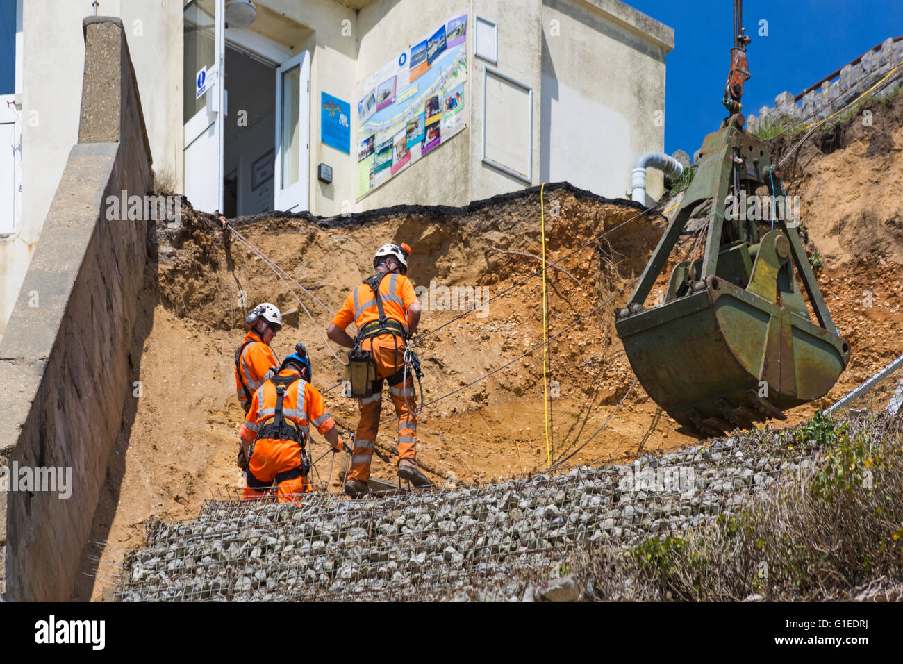 Bournemouth, Dorset, UK 14 mai 2016. Abseilers effacer les décombres à falaise est à ce glissement de terrain qui a détruit le bloc toilettes et ascenseurs endommagés le 24 avril. Une grande grue mobile est utilisé pour l'opération. Credit : Carolyn Jenkins/Alamy Live News Banque D'Images