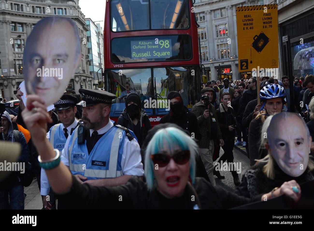 Londres, Royaume-Uni. 14 mai 2016. Les manifestants masqués jusqu'trafic sur Oxford Street. Crédit : Marc Ward/Alamy Live News Banque D'Images