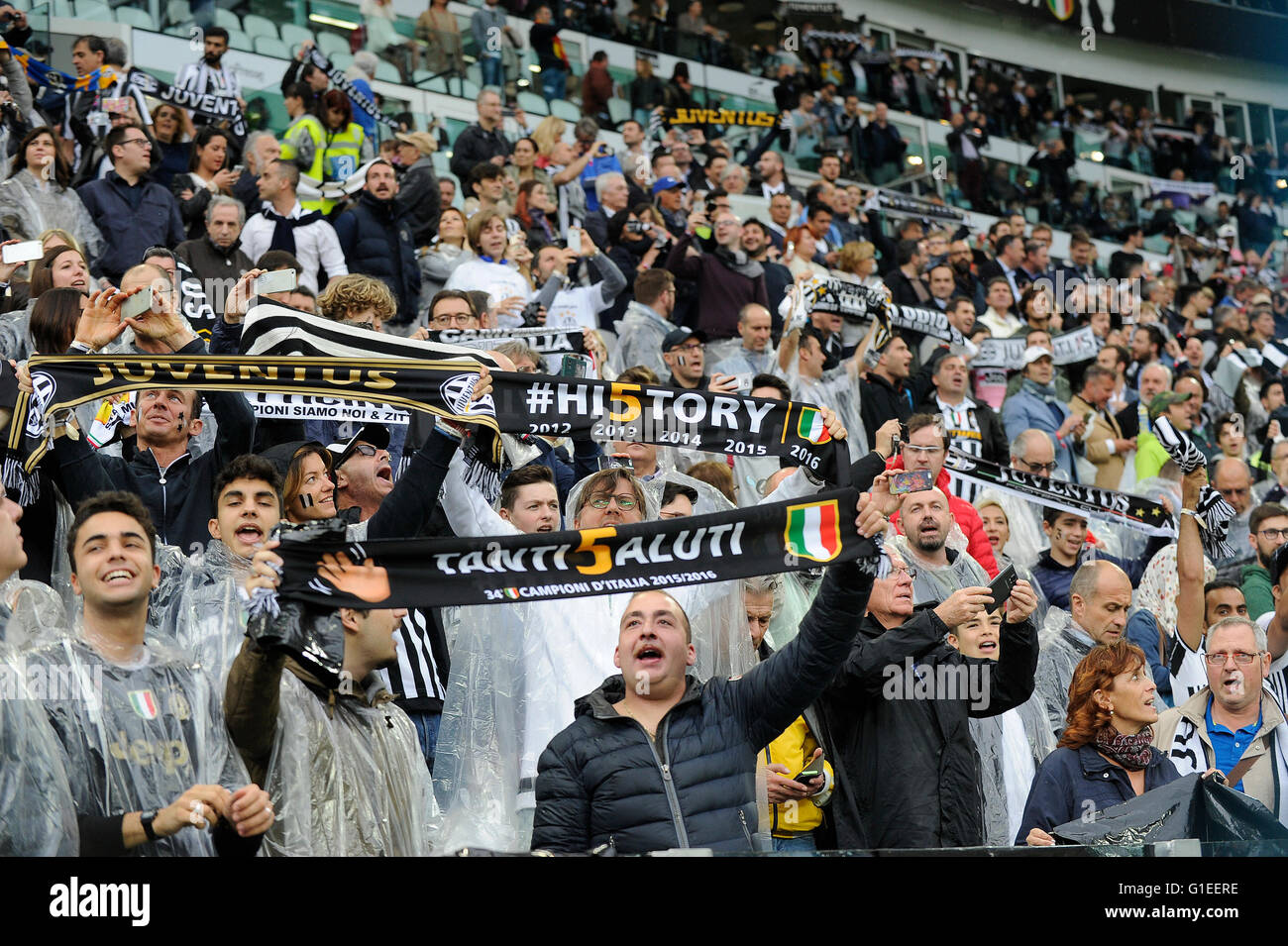 Juventus Stadium, Turin, Italie. 14 mai, 2016. Serie A Football. Par rapport à la Juventus Sampdoria. Fans Juve obtenir derrière leur équipe dans le stade. La Juventus a remporté le gam eby un score de 5-0 et a également remporté leur 5e titre de ligue Serie A consécutifs. Credit : Action Plus Sport/Alamy Live News Banque D'Images