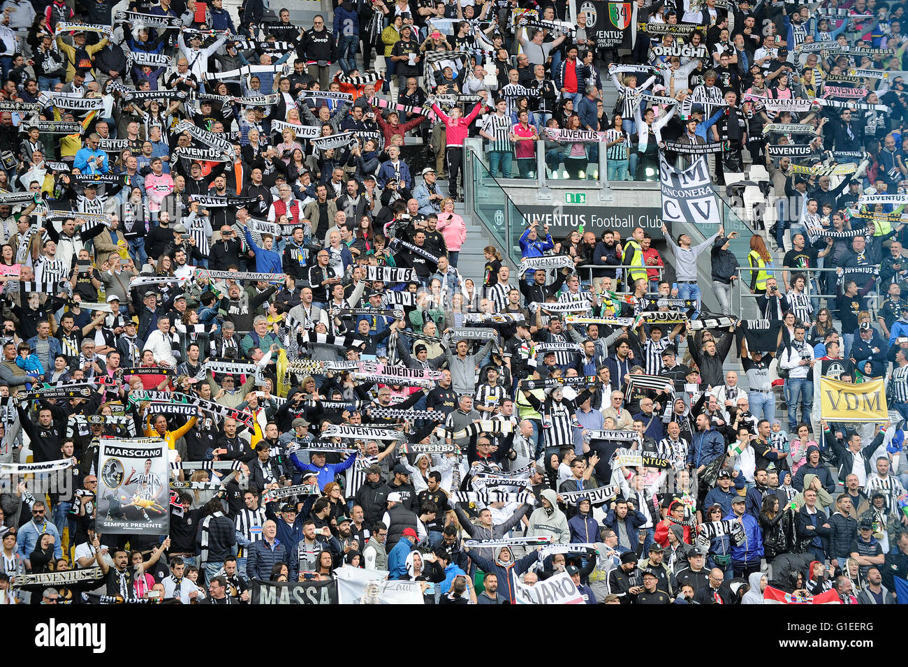 Juventus Stadium, Turin, Italie. 14 mai, 2016. Serie A Football. Par rapport à la Juventus Sampdoria. Fans Juve obtenir derrière leur équipe dans le stade. La Juventus a remporté le gam eby un score de 5-0 et a également remporté leur 5e titre de ligue Serie A consécutifs. Credit : Action Plus Sport/Alamy Live News Banque D'Images