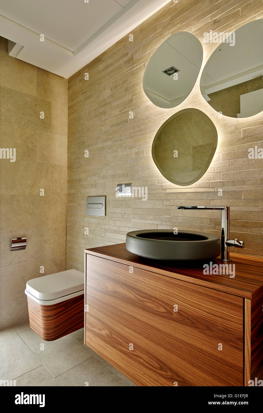 Maison Blanche, L'Ametlla. Salle de bains avec des éléments modernes et décoration minimaliste. Banque D'Images