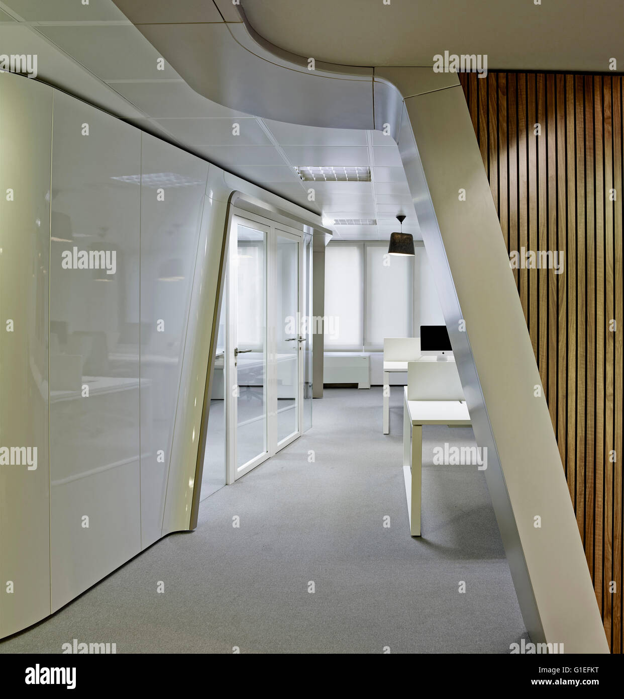 Inaugure des bureaux, Barcelone, Espagne. Open plan office moderne divisé par des espaces de travail en verre. Banque D'Images