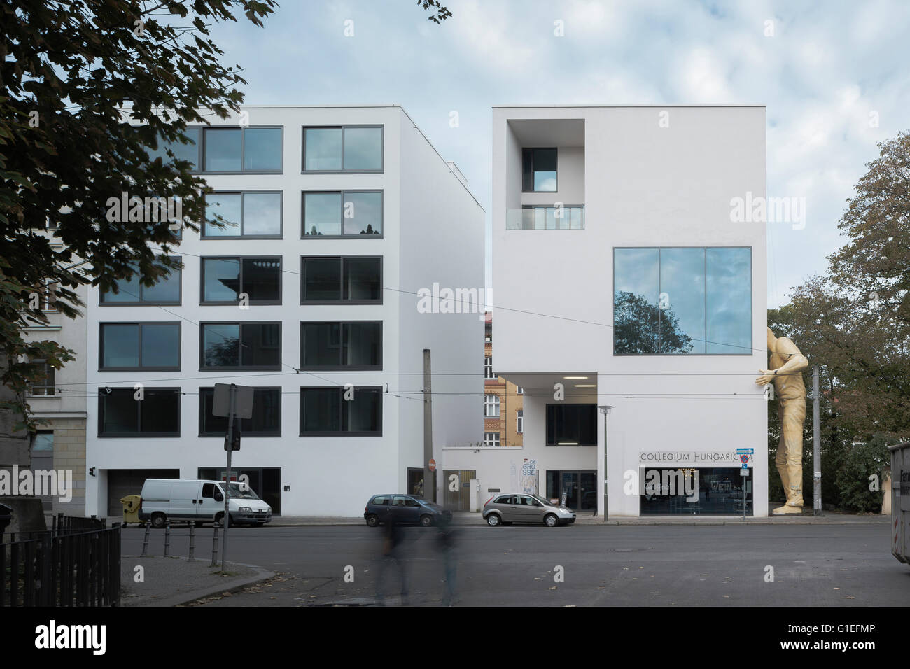 Le Collegium Hungaricum à Berlin, Allemagne. Vue extérieure de l'immeuble avec une grande statue d'un homme appuyé contre la paroi latérale. Banque D'Images