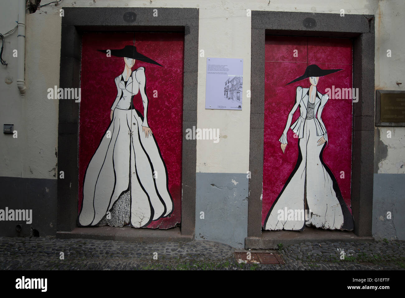 Les portes peintes dans le quartier des artistes et rue de la vieille ville de Rua Santa Maria, Funchal, Madère, Portugal. Banque D'Images