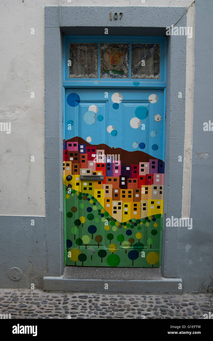 Dans l'embrasure peinte quartier des artistes et rue de la vieille ville de Rua Santa Maria, Funchal, Madère, Portugal. Banque D'Images
