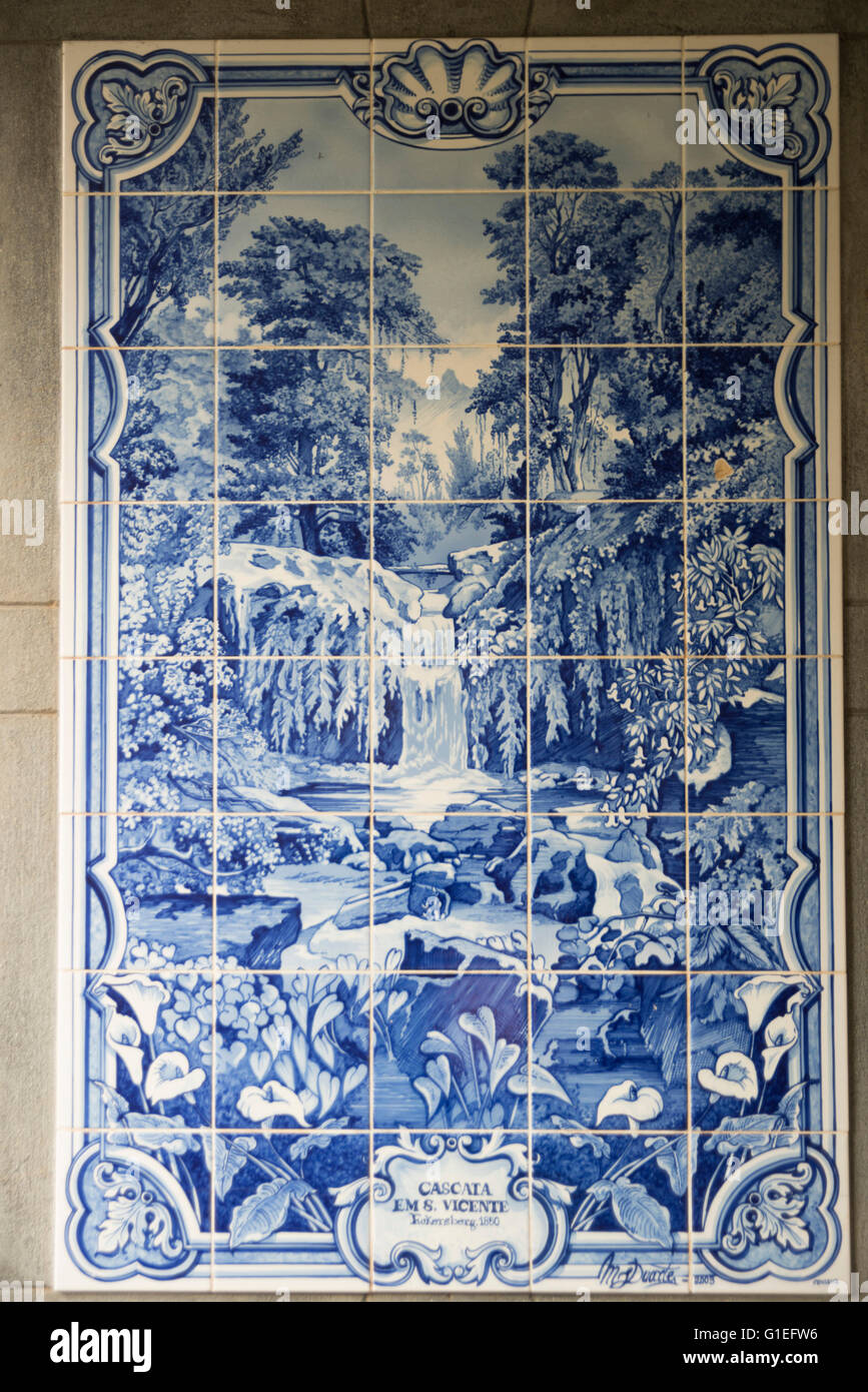Azulejos (carreaux) historique à l'Grutas (Caves) de Sao Vicente, à Madère, au Portugal. Carreaux de céramique bleu et blanc. Banque D'Images