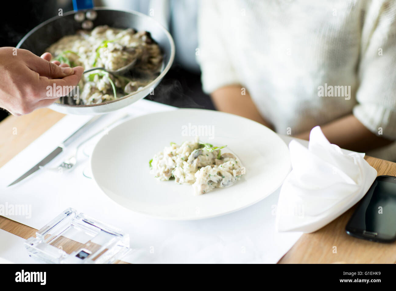 Femme en train de dîner dans le restaurant la table Banque D'Images