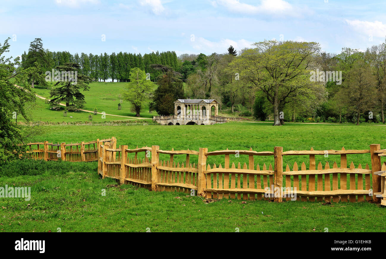 Stowe Landscape Garden dans le Buckinghamshire avec pont palladien et clôtures en bois rustique Banque D'Images