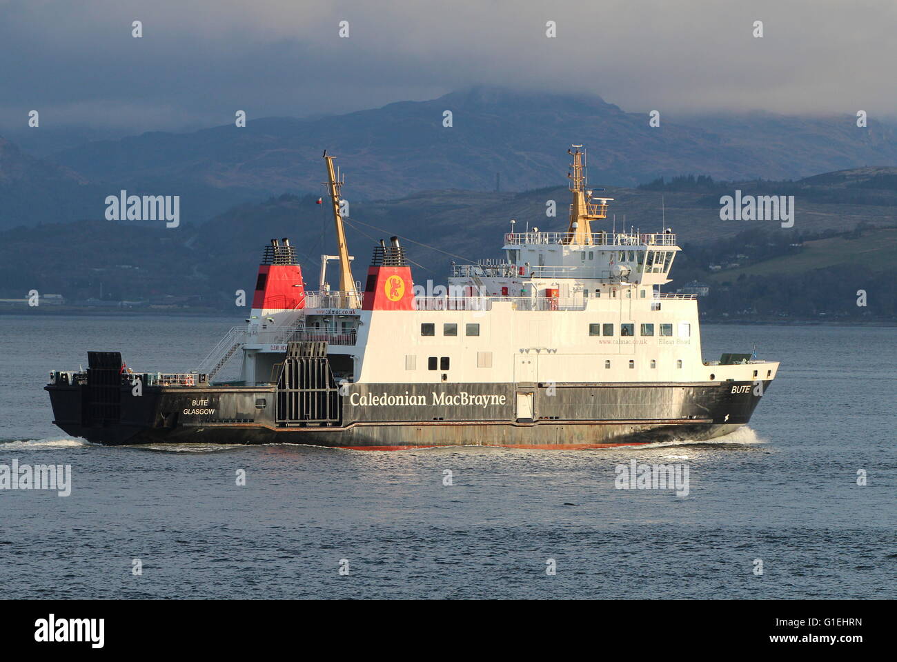 MV Bute, un car-ferry Caledonian MacBrayne exploité par (CalMac), passant Cloch Point sur le Firth of Clyde. Banque D'Images