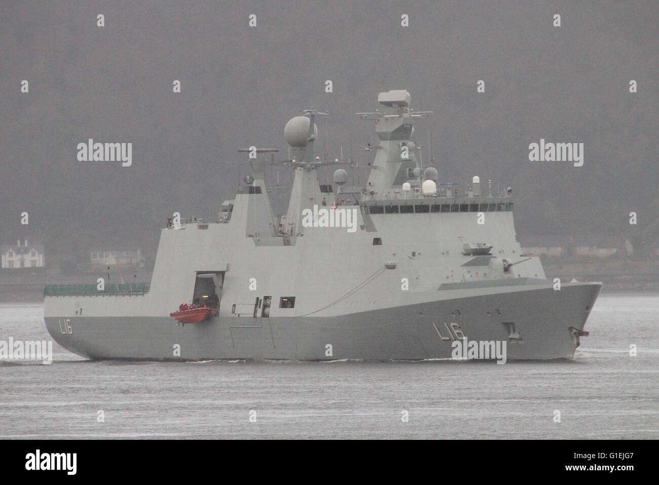 KDM Absalon (L16), une classe d'Absalon navire de commandement et de soutien de la marine danoise, arrive pour l'exercice Joint Warrior 16-1. Banque D'Images