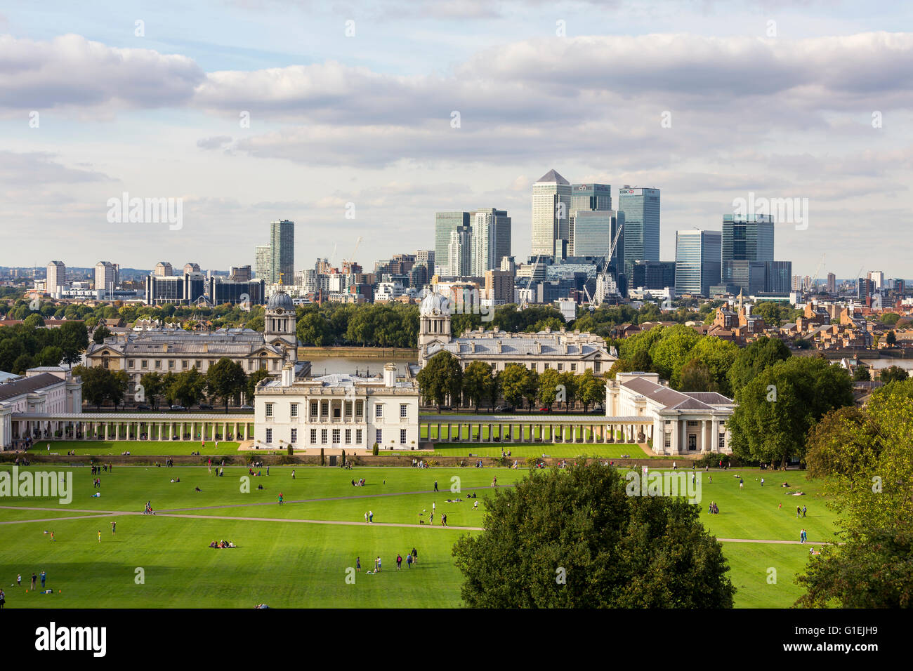 La Maison de la Reine et le Royal Naval College et l'horizon de Canary Wharf avec le repère d'immeubles de bureaux de l'entreprise Banque D'Images