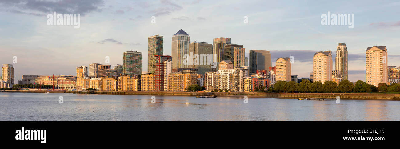 Vue panoramique des toits de Londres avec la vue des bâtiments de Canary Wharf au coucher du soleil Banque D'Images