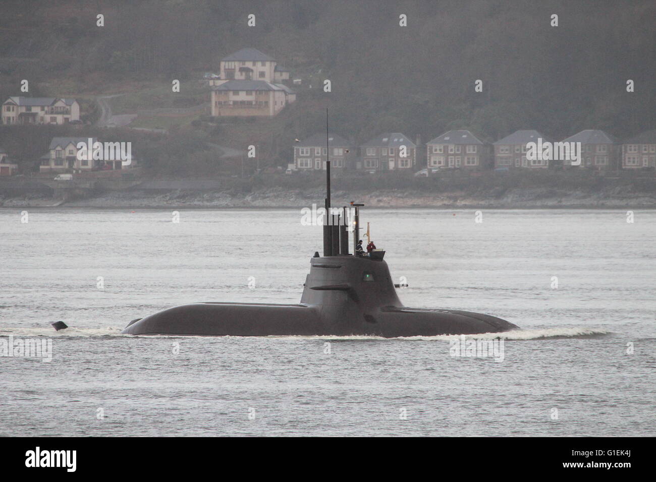 Le FGS U34 (S184), un sous-marin d'attaque de type 212A de la marine allemande, passe Gourock à son arrivée pour l'exercice Joint Warrior 16-1. Banque D'Images