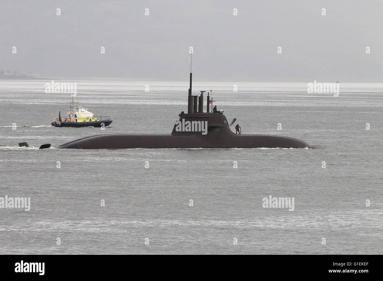 Le FGS U34 (S184), un sous-marin d'attaque de type 212A de la marine allemande, passe Gourock à son arrivée pour l'exercice Joint Warrior 16-1. Banque D'Images