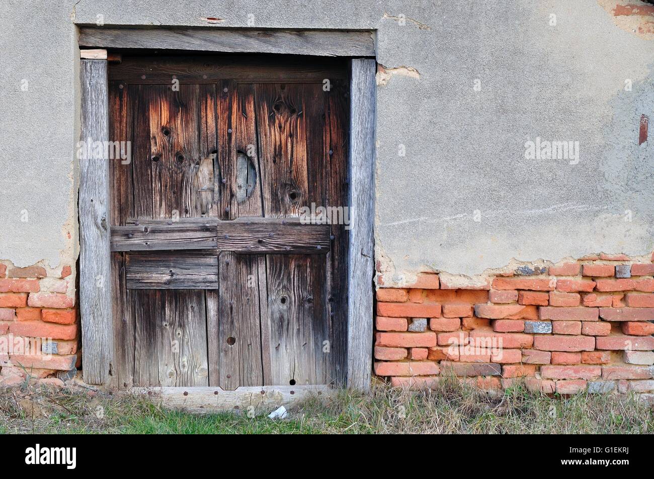 Vieille maison abandonnée avec porte en bois Banque D'Images