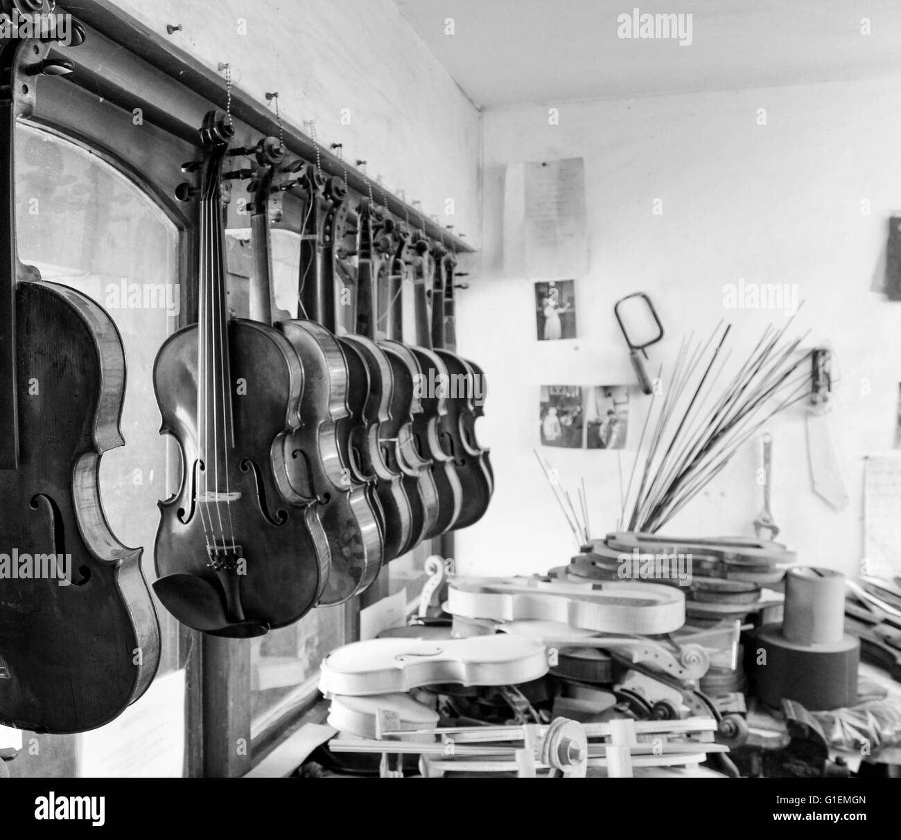 Atelier de violon, à l'Jinney Ring Hanbury. Droitwich, Worcestershire. Violons fait main et Viola à différents stades. J'ai affaire Banque D'Images