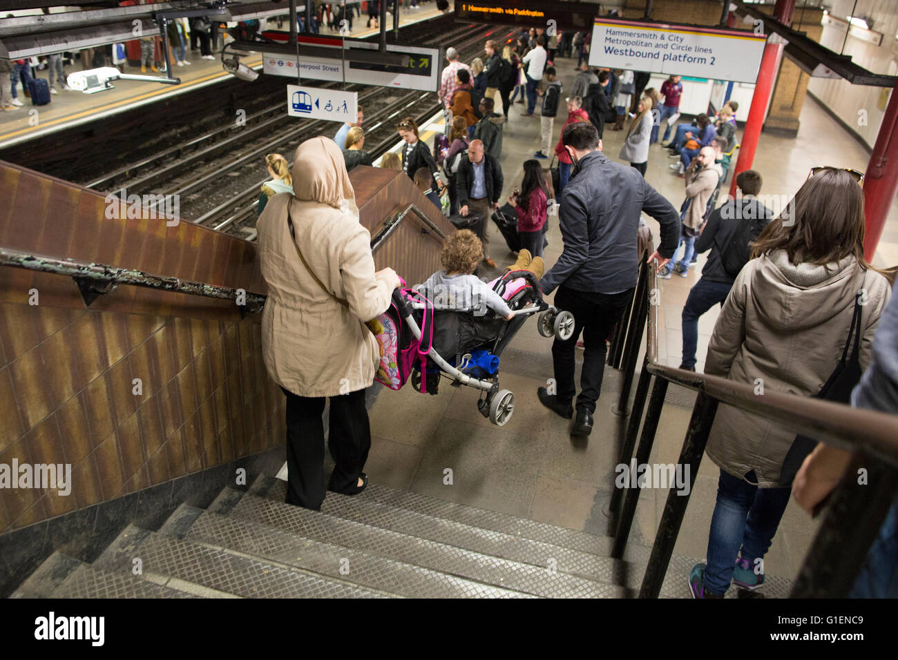 Les gens sur le métro de Londres à Londres, à la station de métro de Liverpool, Londres, UK Banque D'Images
