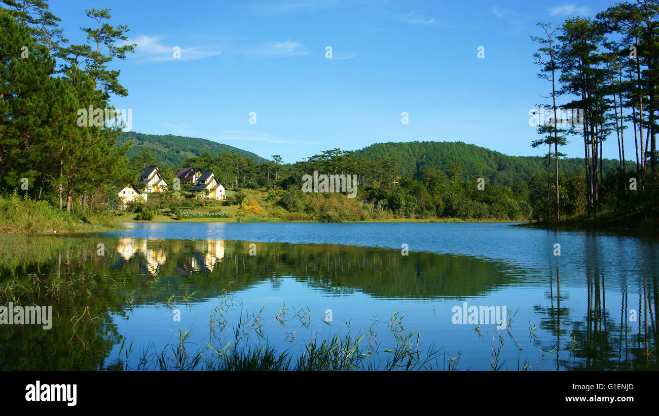 Beau paysage à Dalat village, groupe de villas reflètent sur le lac, maison de vacances eco resort entre forêt de pins verts, l'air frais, Banque D'Images