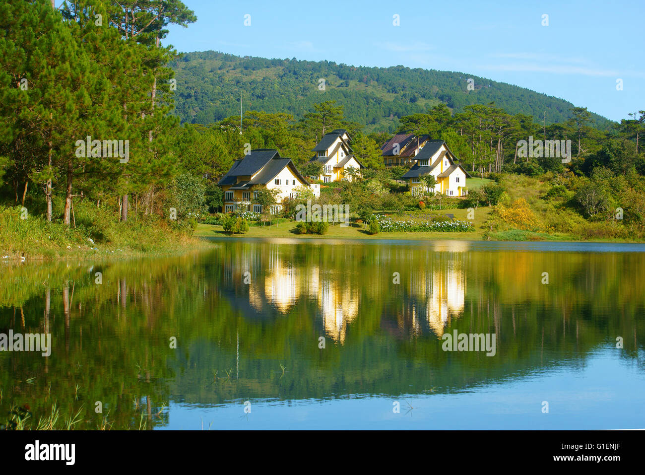 Beau paysage à Dalat village, groupe de villas reflètent sur le lac, maison de vacances eco resort entre forêt de pins verts, l'air frais, pu Banque D'Images
