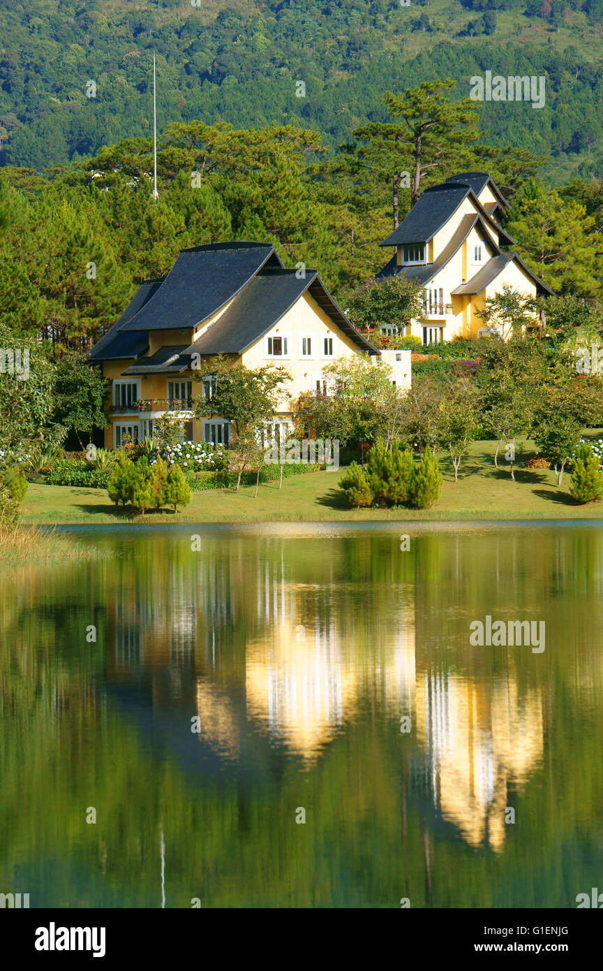 Beau paysage à Dalat village, groupe de villas reflètent sur le lac, maison de vacances eco resort entre forêt de pins verts, l'air frais Banque D'Images