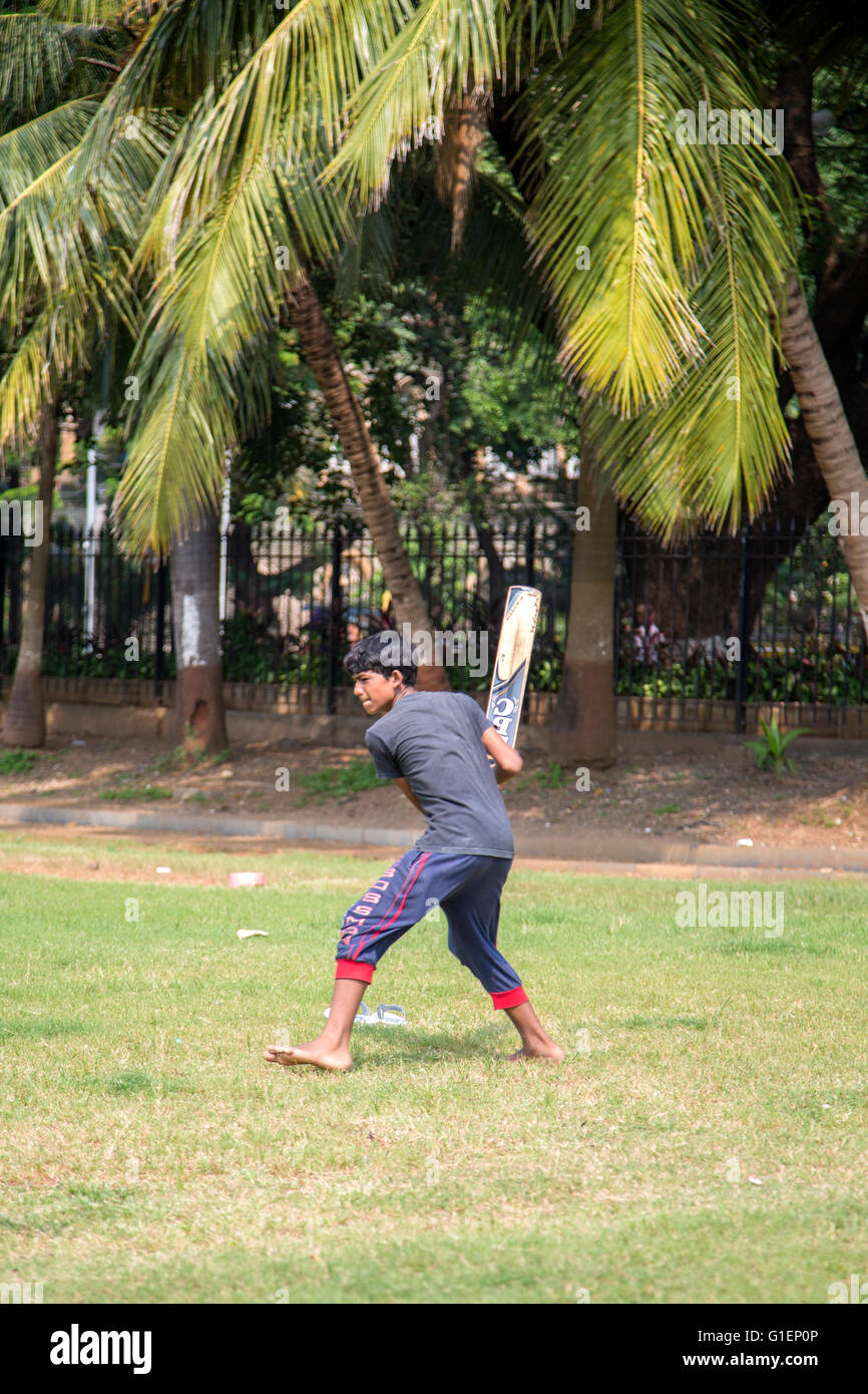 MUMBAI, INDE - Le 10 octobre 2015 : l'homme à jouer au cricket dans le parc central à Mumbai. Le cricket est le sport le plus populaire en Inde. Banque D'Images