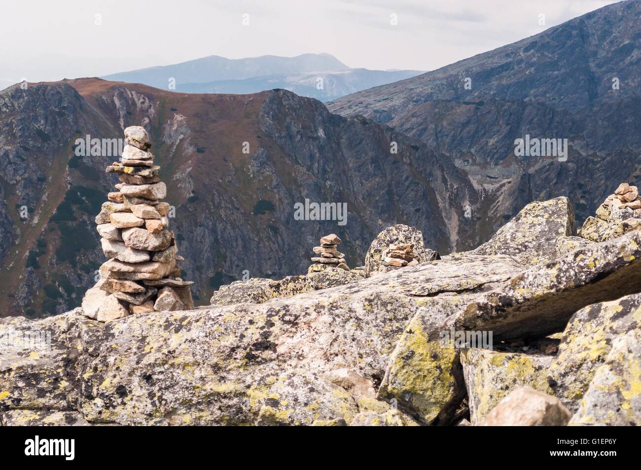 Vue des montagnes de Solisko à Hautes Tatras en Slovaquie. Style zen empilées rochers en premier plan Banque D'Images