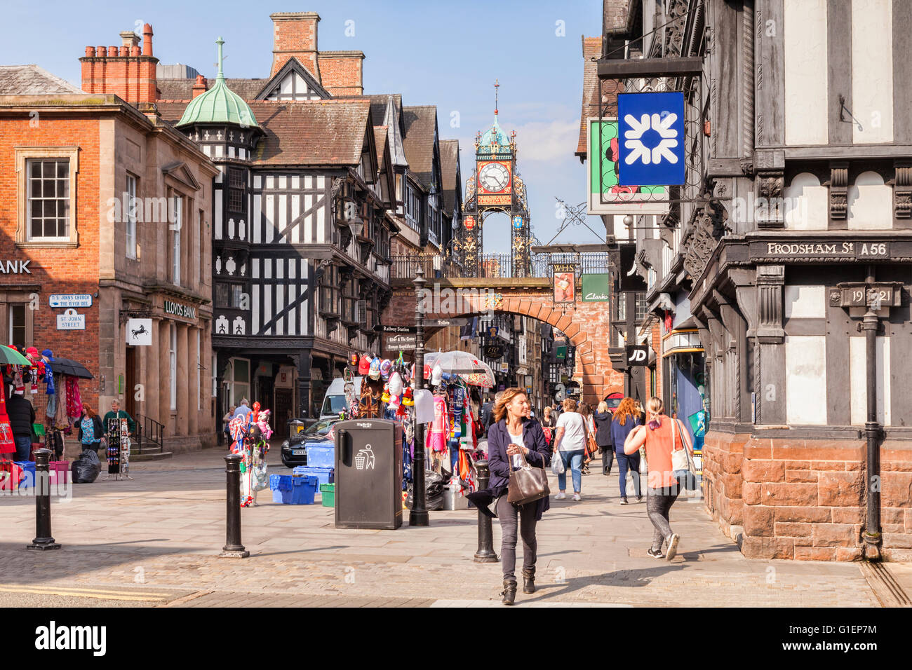 Foregate Street market dans la rue, avec l'Eastgate Clock, Chester, Cheshire, Angleterre, RU Banque D'Images