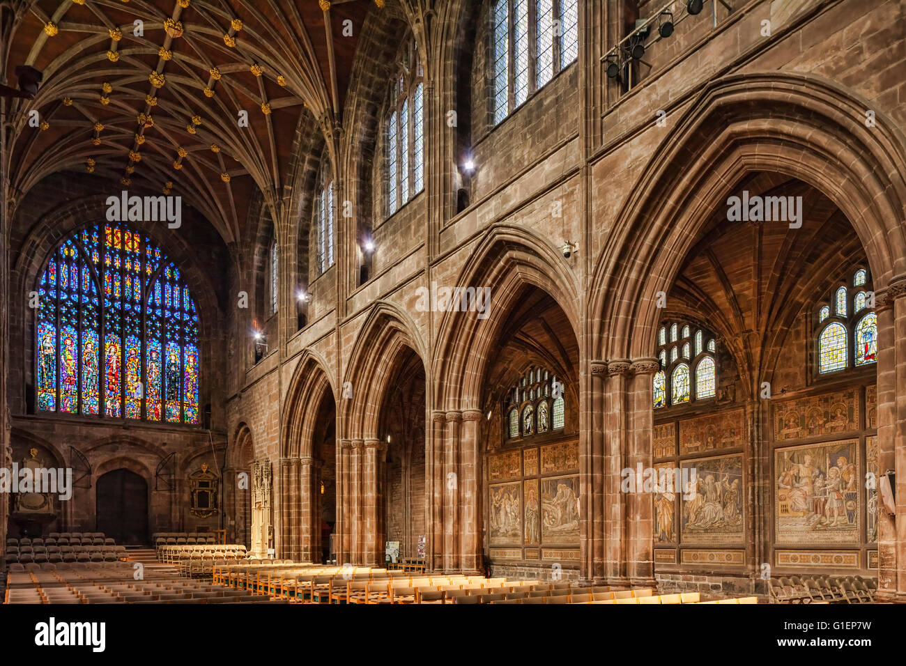 Intérieur de la cathédrale de Chester, en regardant vers la fenêtre de l'Ouest et les mosaïques sur le mur nord de la nef. Banque D'Images
