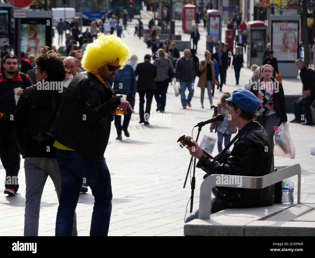 Liverpool UK 5 mai 2016 Viilarreal fans dans le centre-ville de Liverpool Banque D'Images