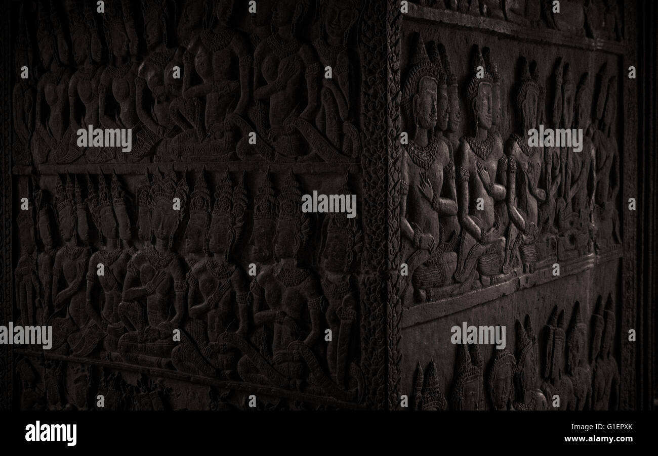Sculptures sur pierre dans la galerie extérieure d'Angkor Wat, au Cambodge Banque D'Images