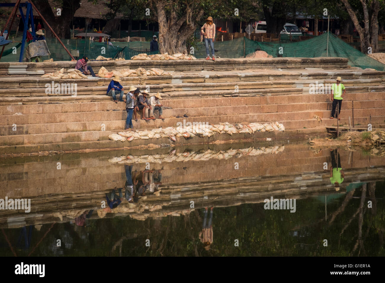 Les hommes qui travaillent à rétablir les douves autour d'Angkor Wat à Siem Reap, Cambodge Banque D'Images