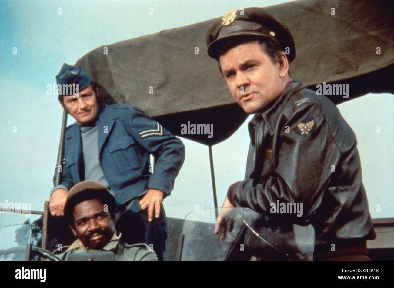 Hogan's Heroes, alias : Ein Käfig voller Helden, alias : Stacheldraht, Fersengeld Fernsehserie und, USA 1965 - 1971, Szenenfoto, acteurs : Richard Dawson (oben), Ivan Dixon, Bob Crane Banque D'Images