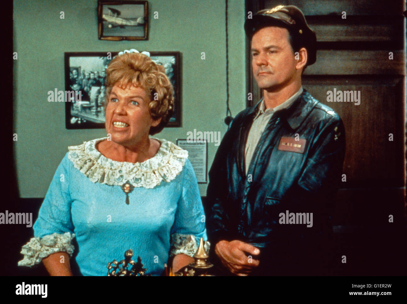 Hogan's Heroes, alias : Ein Käfig voller Helden, alias : Stacheldraht, Fersengeld Fernsehserie und, USA 1965 - 1971, Szenenfoto, acteurs : Kathleen Freeman, Bob Crane Banque D'Images