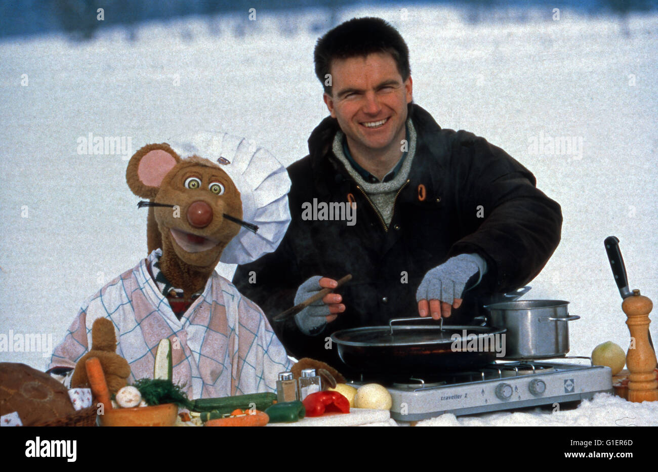 Bim Bam Bino, Kinderfernsehserie, Deutschland 1988 - 1998, Maus Bino kocht mit Skirennläufer Armin Bittner Banque D'Images