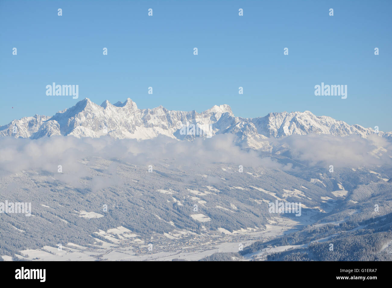 Sommets et à proximité de la vallée des Alpes à Flachau en Autriche en hiver. Banque D'Images