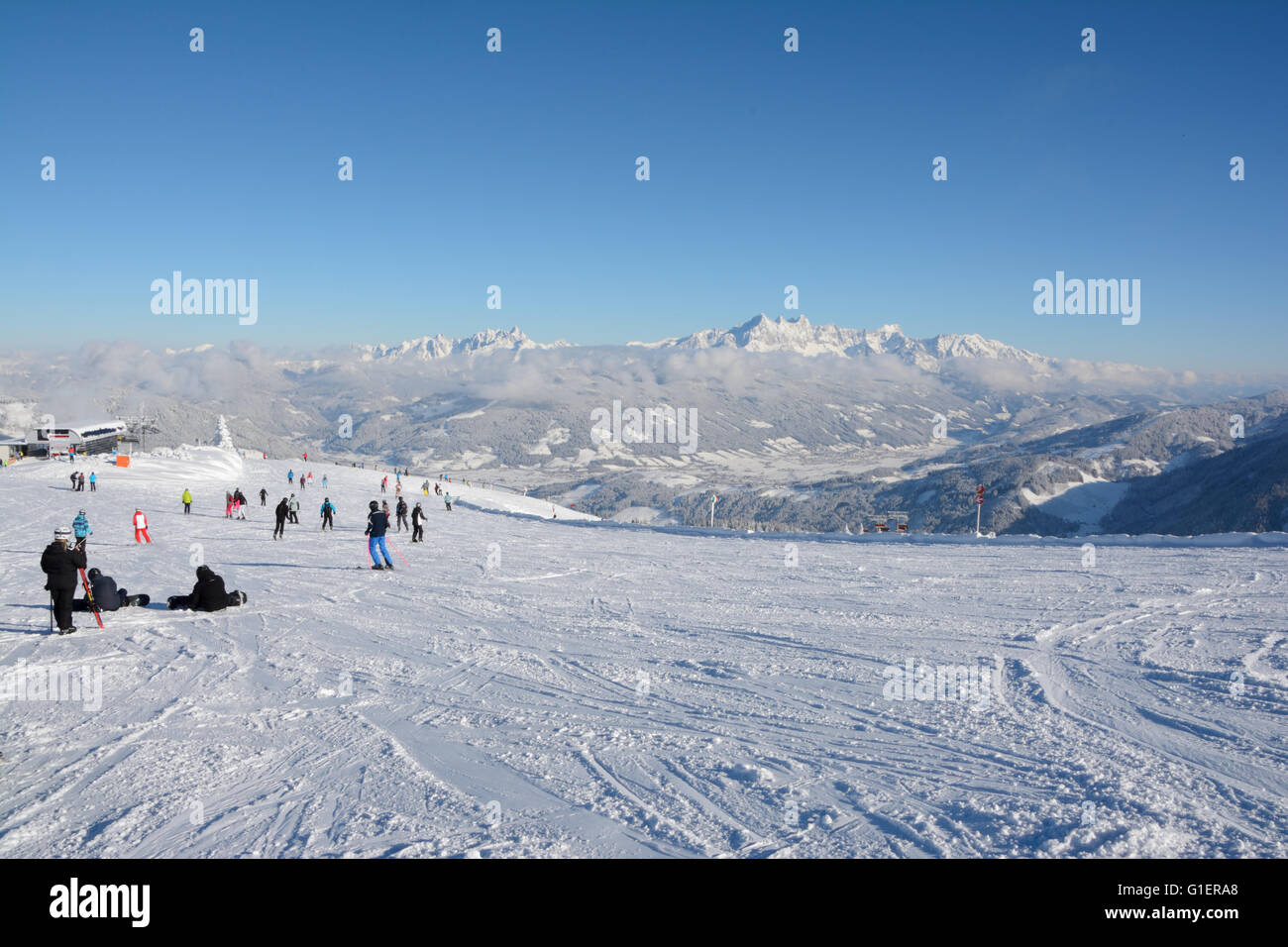 Wagrain, Autriche - 18 janvier 2016 : les skieurs non identifiés sur la pente de ski et sur la montagne à proximité Wagrain dans Griessenkareck Alpes Banque D'Images