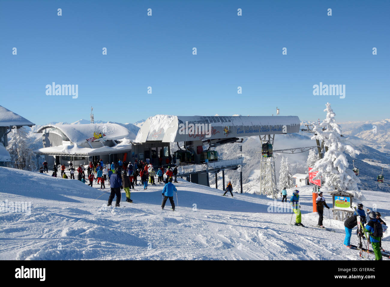 Wagrain, Autriche - 18 janvier 2016 : les skieurs non identifiés sur la pente de ski et sur la montagne à proximité Wagrain dans Griessenkareck Alpes Banque D'Images