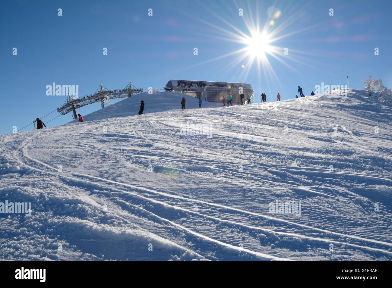 Wagrain, Autriche - 18 janvier 2016 : les skieurs non identifiés sur la pente de ski et sur la montagne à proximité Wagrain dans Griessenkareck Alpes Banque D'Images