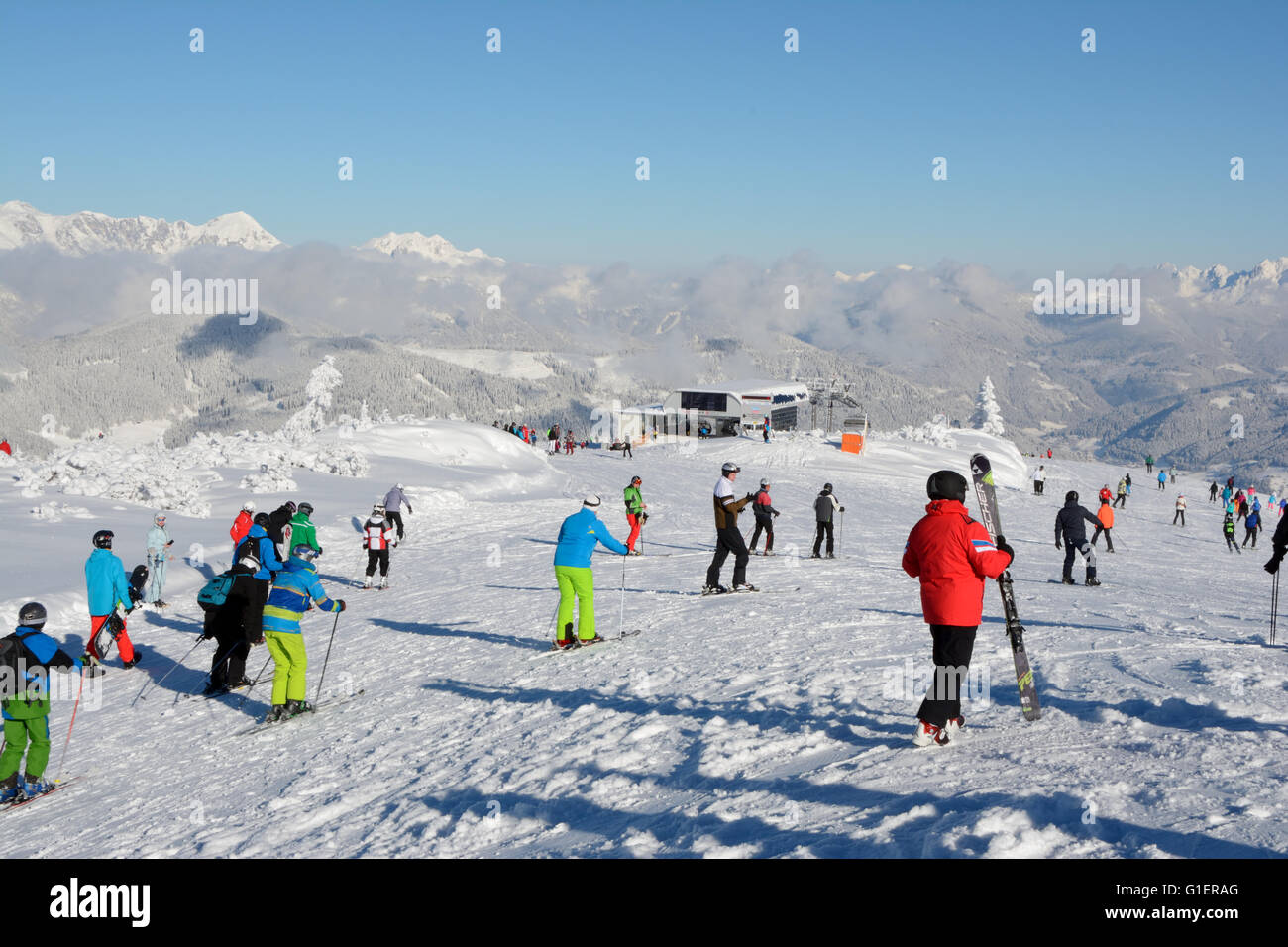 Wagrain, Autriche - 18 janvier 2016 : les skieurs non identifiés sur la pente de ski et sur la montagne à proximité Wagrain dans Griessenkareck Alpes Banque D'Images