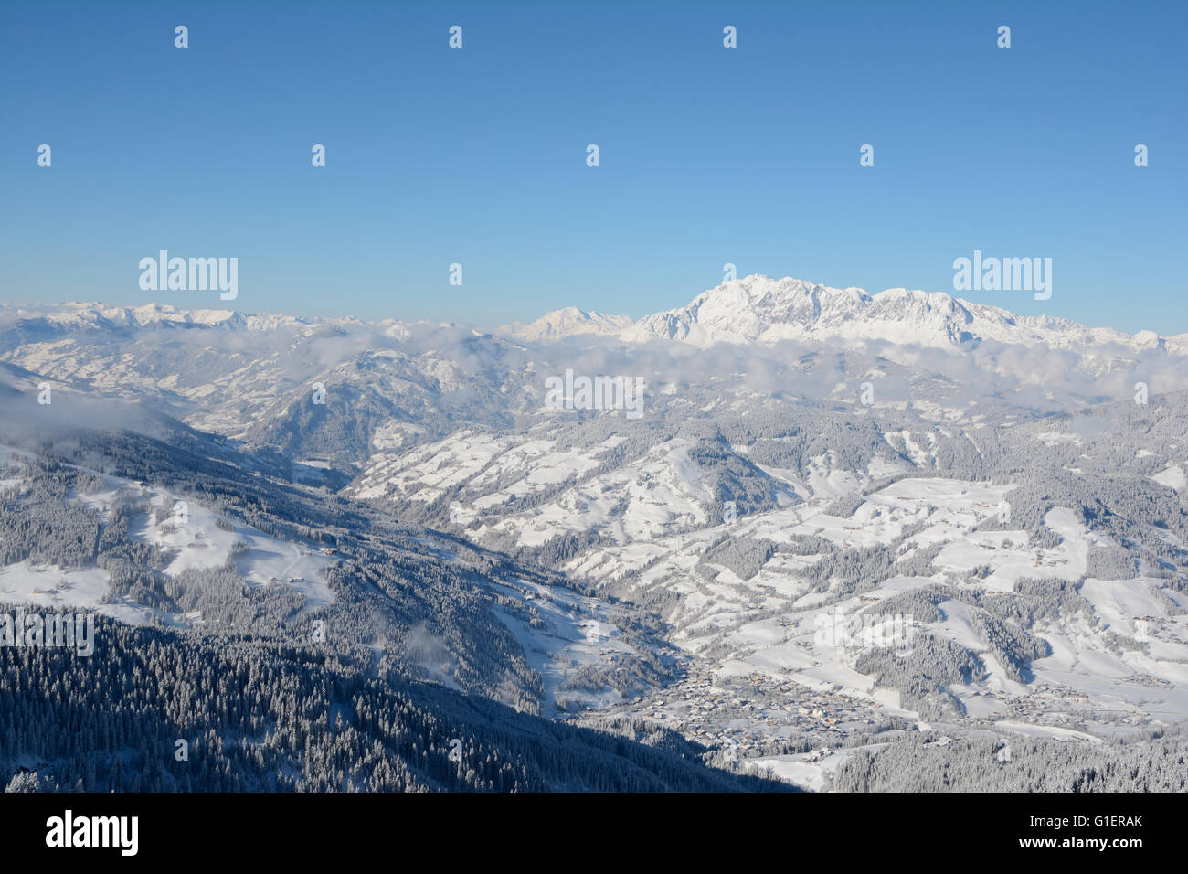 Dans la ville de Wagrain valley de montagnes des Alpes en Autriche en hiver. Banque D'Images