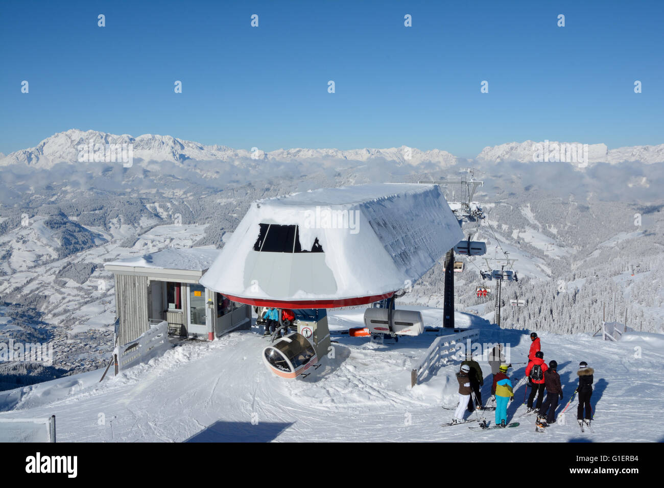 Wagrain, Autriche - 18 janvier 2016 : les skieurs non identifiés sur la pente de ski et sur la montagne à proximité Wagrain dans Griessenkareck Alpes Banque D'Images