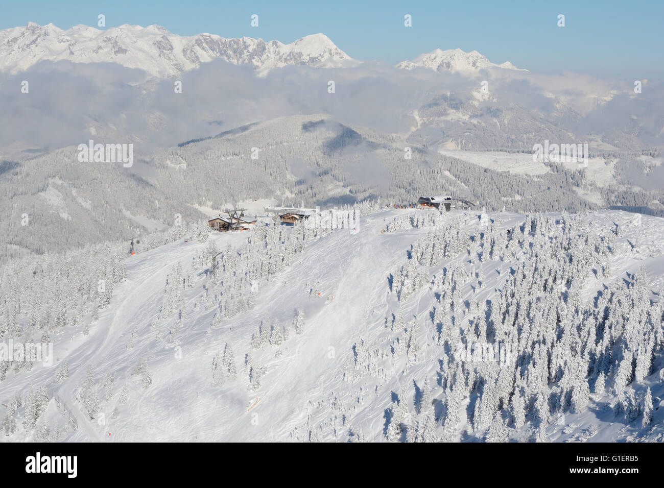 Auberges de Montagne, des remontées mécaniques et des pistes sur Griessenkareck à proximité montagne Wagrain dans les Alpes en Autriche en hiver. Banque D'Images