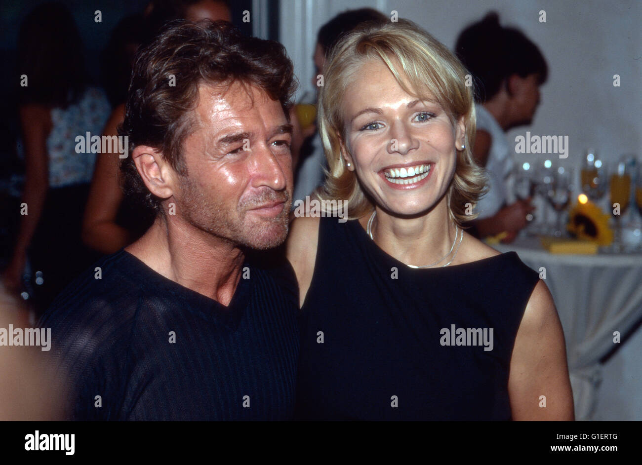 Der Deutsche Rocksänger Peter Maffay mit Ehefrau Michaela Herzeg ( ?), Deutschland des années 1990 er Jahre. Chanteuse de rock allemand Peter Maffay avec femme Michaela Herzeg ( ?), l'Allemagne des années 1990. Banque D'Images