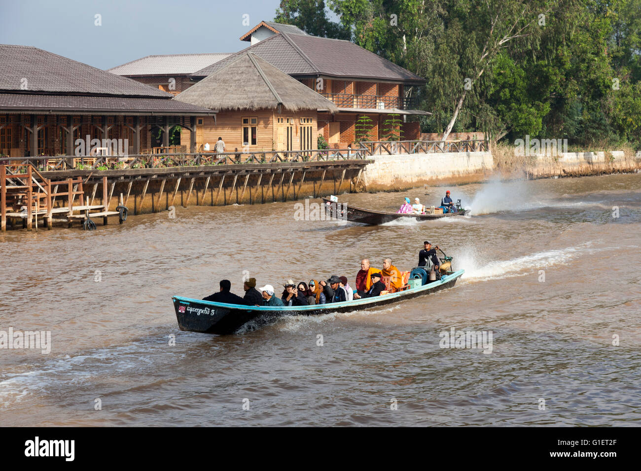 Pour les touristes et les habitants de l'accès à la Lac Inle de Nyaungshwe avec pirogues motorisées (Myanmar). Pirogues motorisées. Banque D'Images